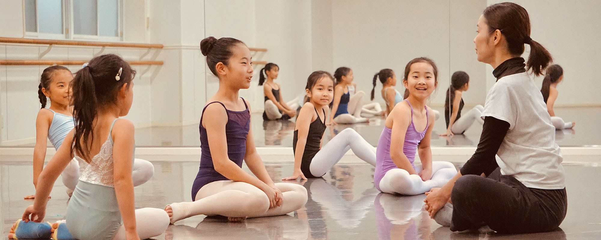小学生クラスのバレエレッスン風景